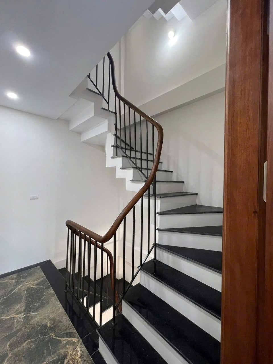 Cho thuê nhà Phố Vĩnh Tuy 55m2 x 5.5 tầng, 4PN, 20 triệu KD onl, VP c.ty, Lớp học, và ở lại - Ảnh 2